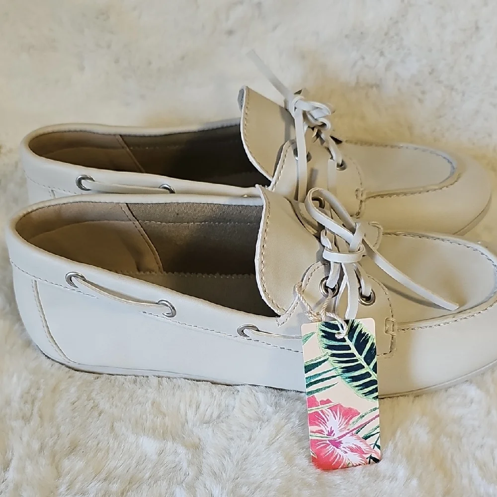 NWT! Tommy Bahama Women's Cream Moccasins - Picture 4 of 16